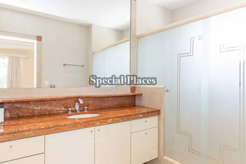 Furnished home with 5 bedrooms and 5 parking spaces — photo 30