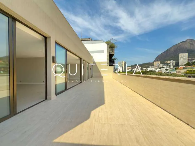 Penthouse apartment with 4 bedrooms and a balcony — photo 11