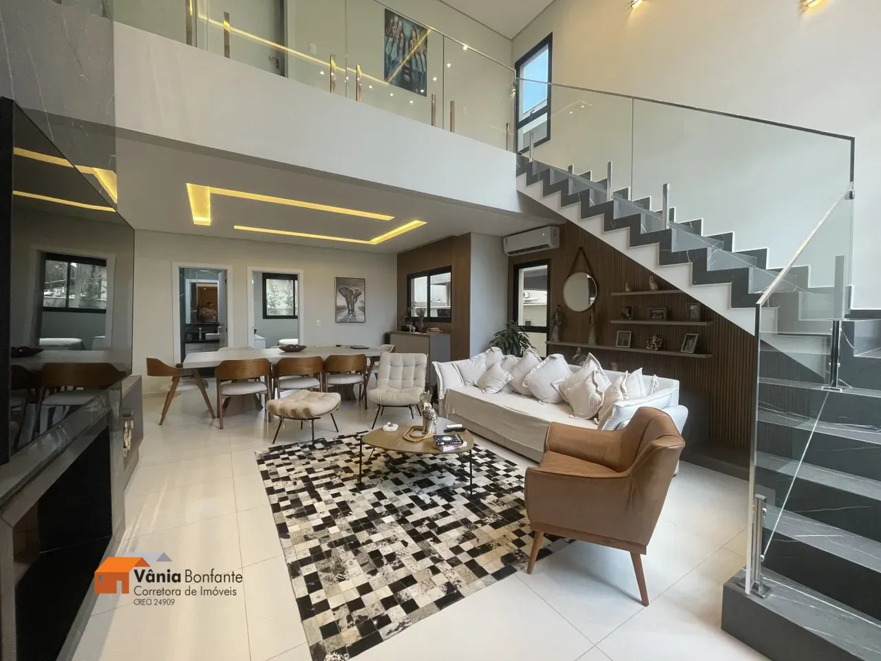 Furnished 375 m² house with open-plan kitchen and 4 parking