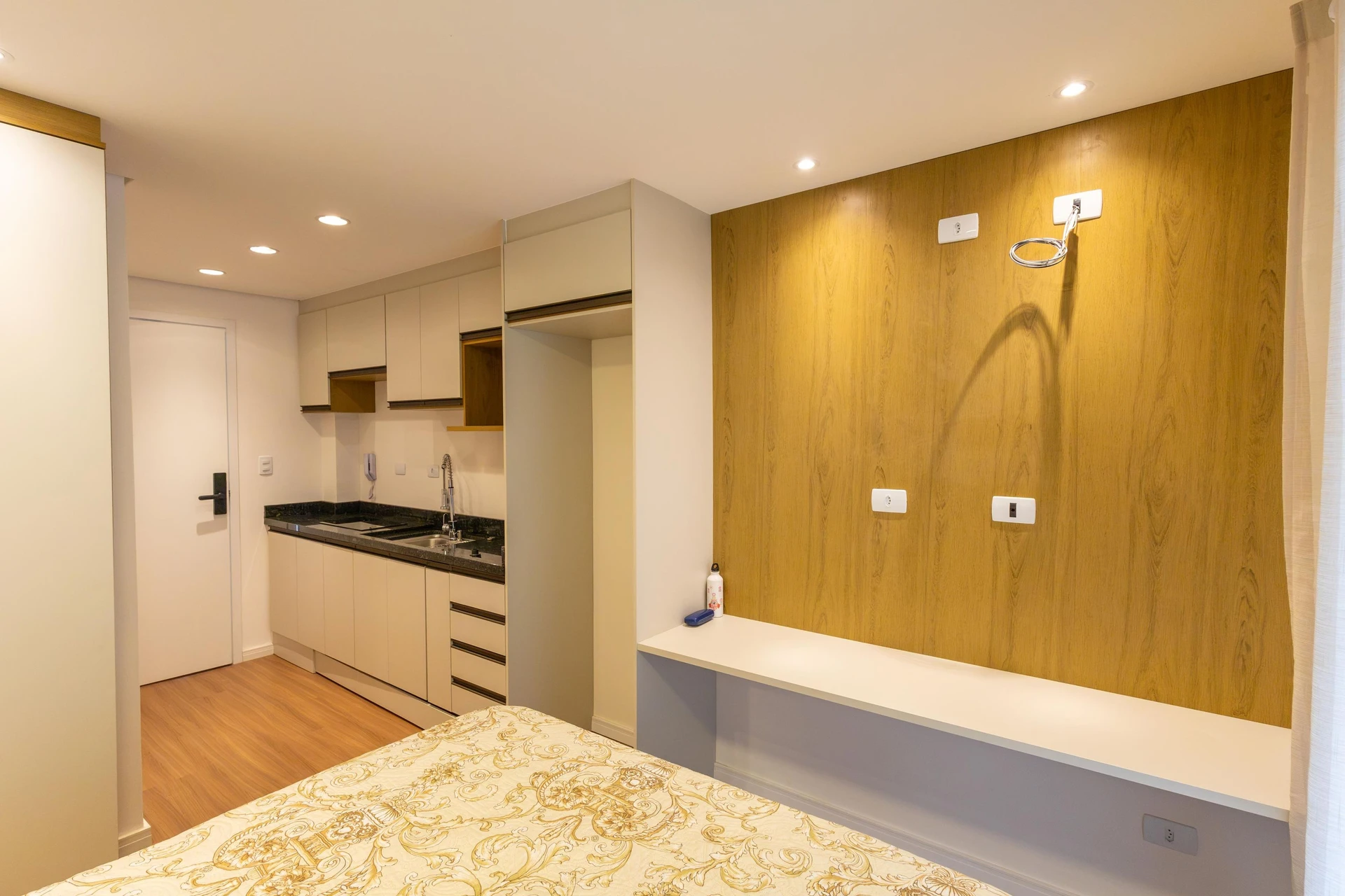 28 m² studio with a home office and a glass-enclosed balcony — photo 14