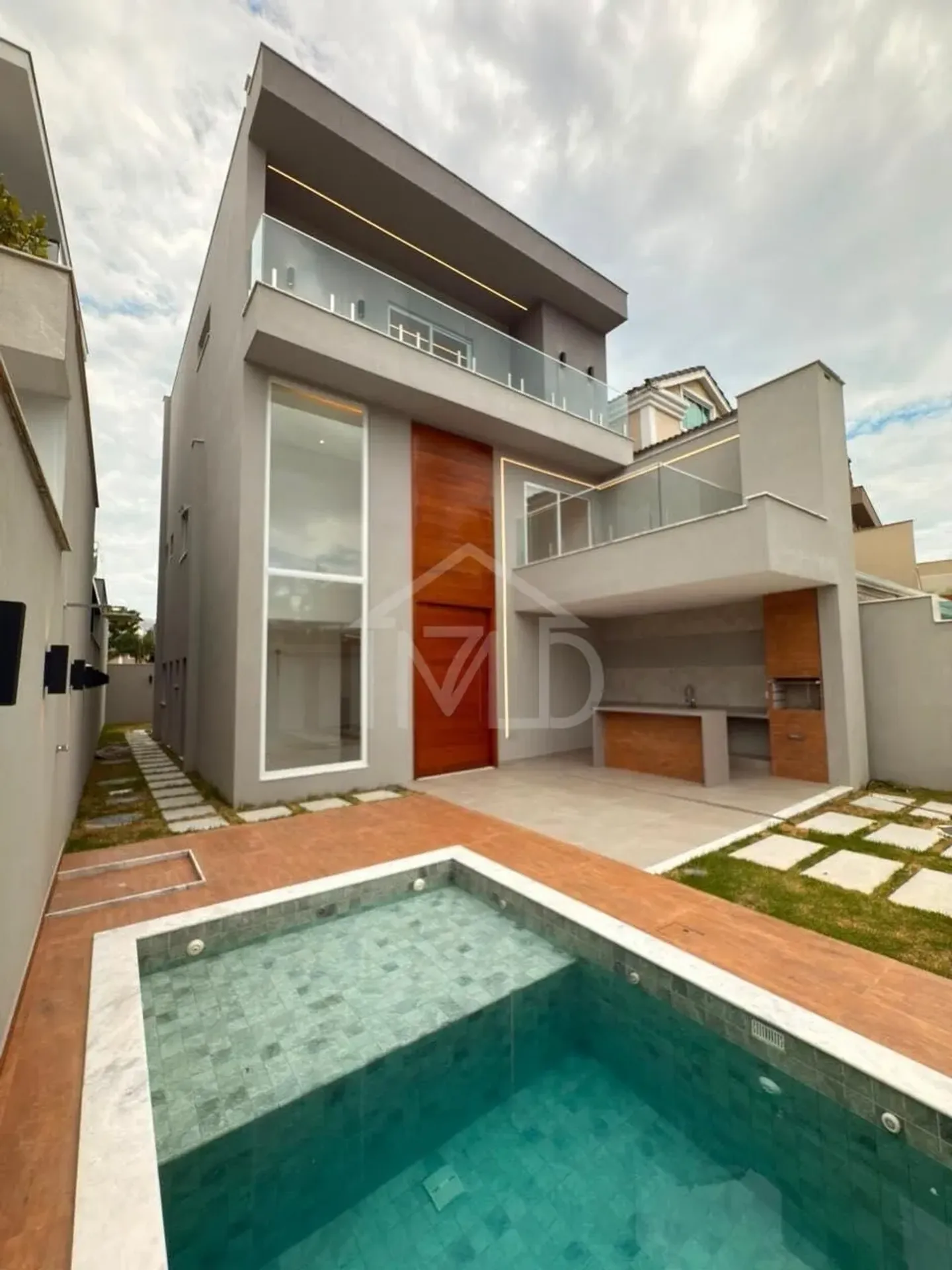 Triplex house with 280 m², 5 suites and balcony grill — photo 3