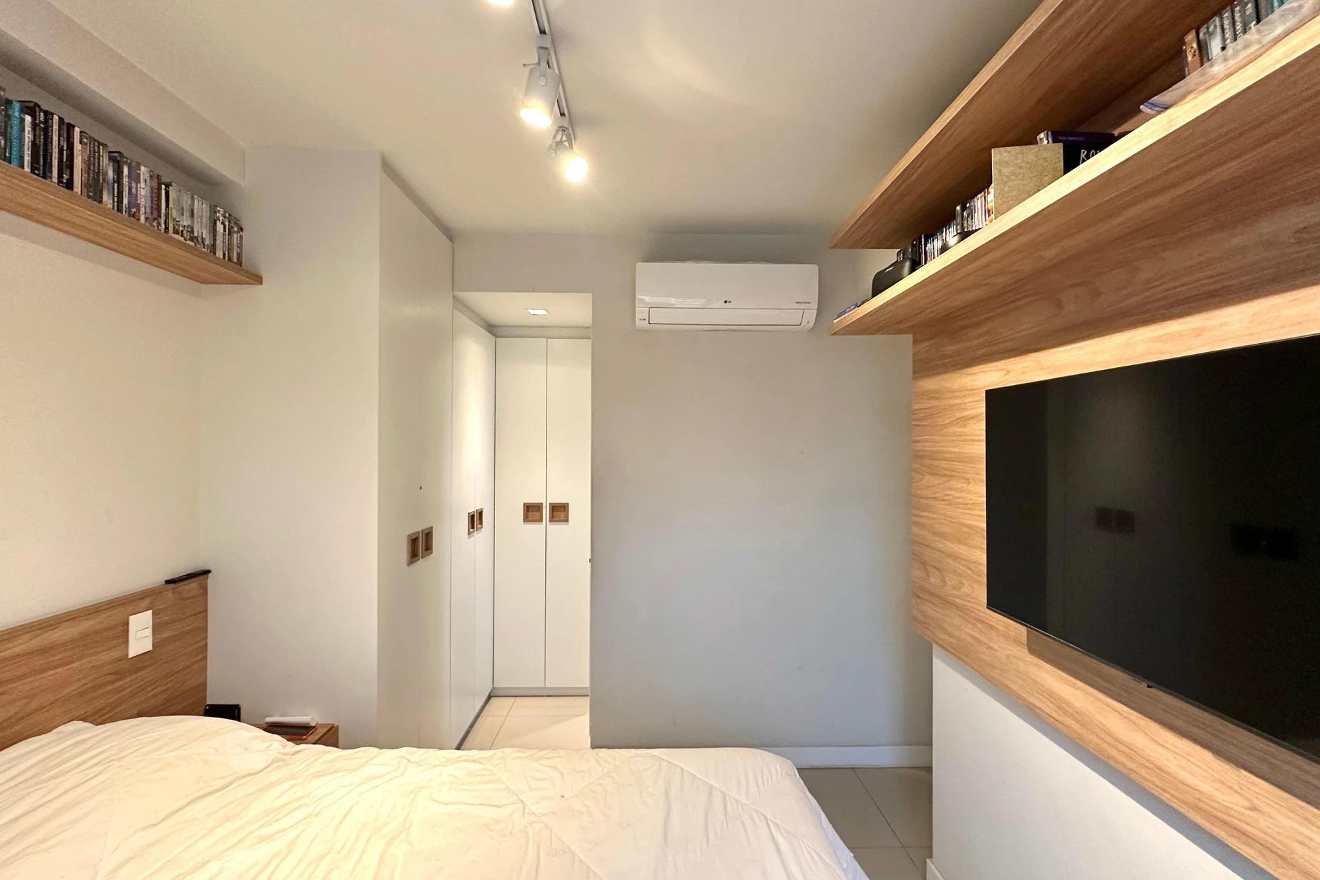 2-bedroom apartment with floor-to-ceiling windows — photo 77