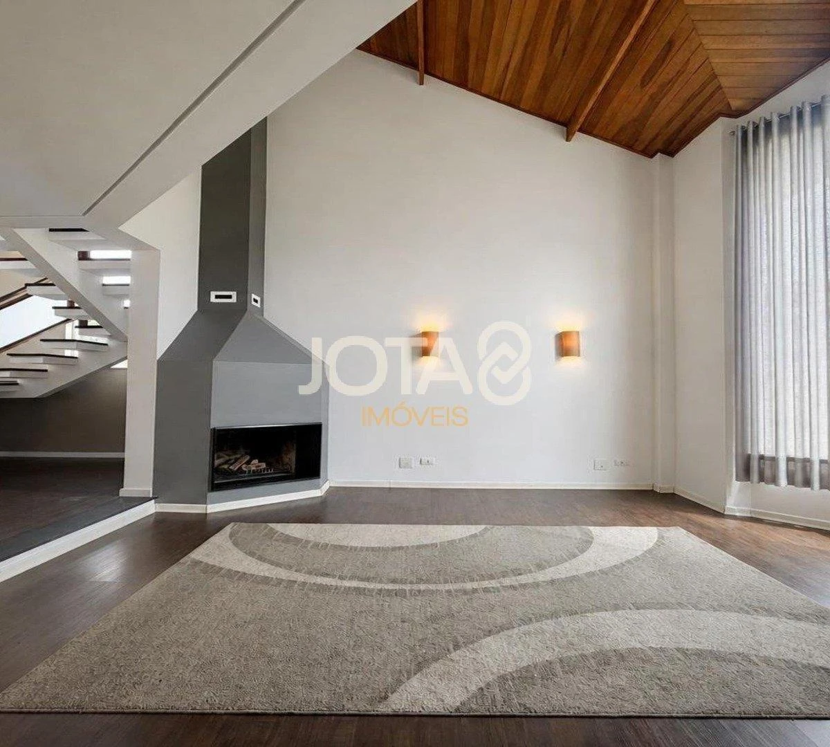 4-bedroom house with a glass-enclosed balcony in Curitiba — photo 31