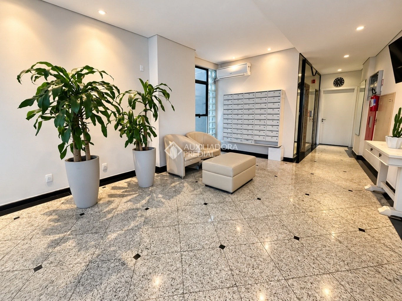 57 m² apartment with a home office and a walk-in closet — photo 14