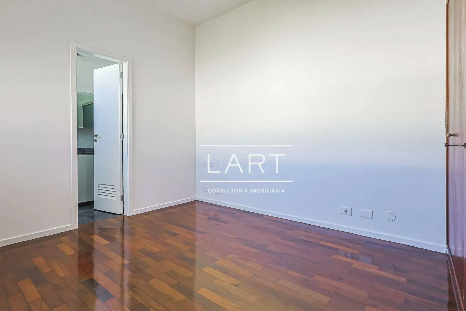 4-bedroom apartment with balcony and 227 m² — photo 21