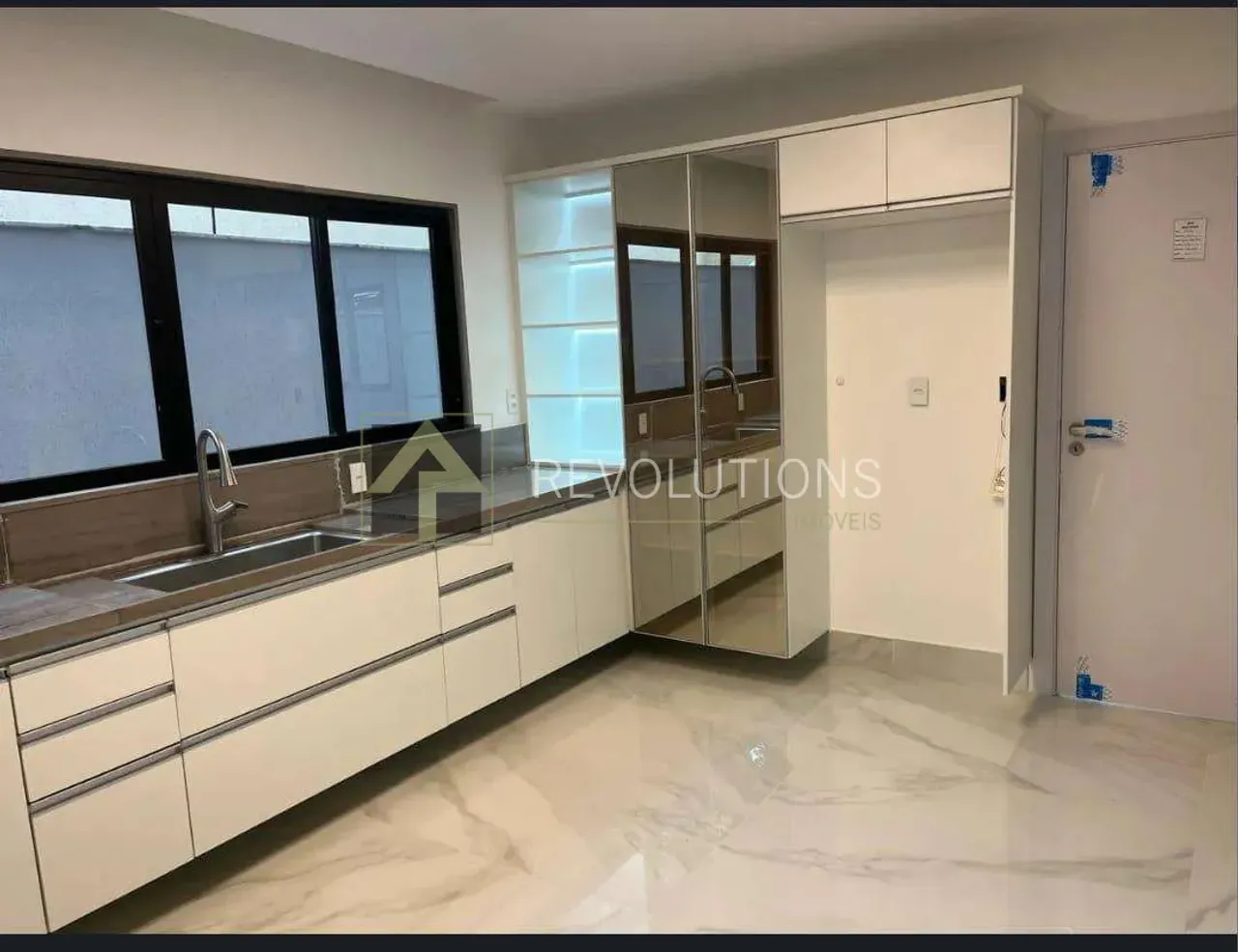 Casa com 3 quartos e 5 banheiros, com varanda — photo 12