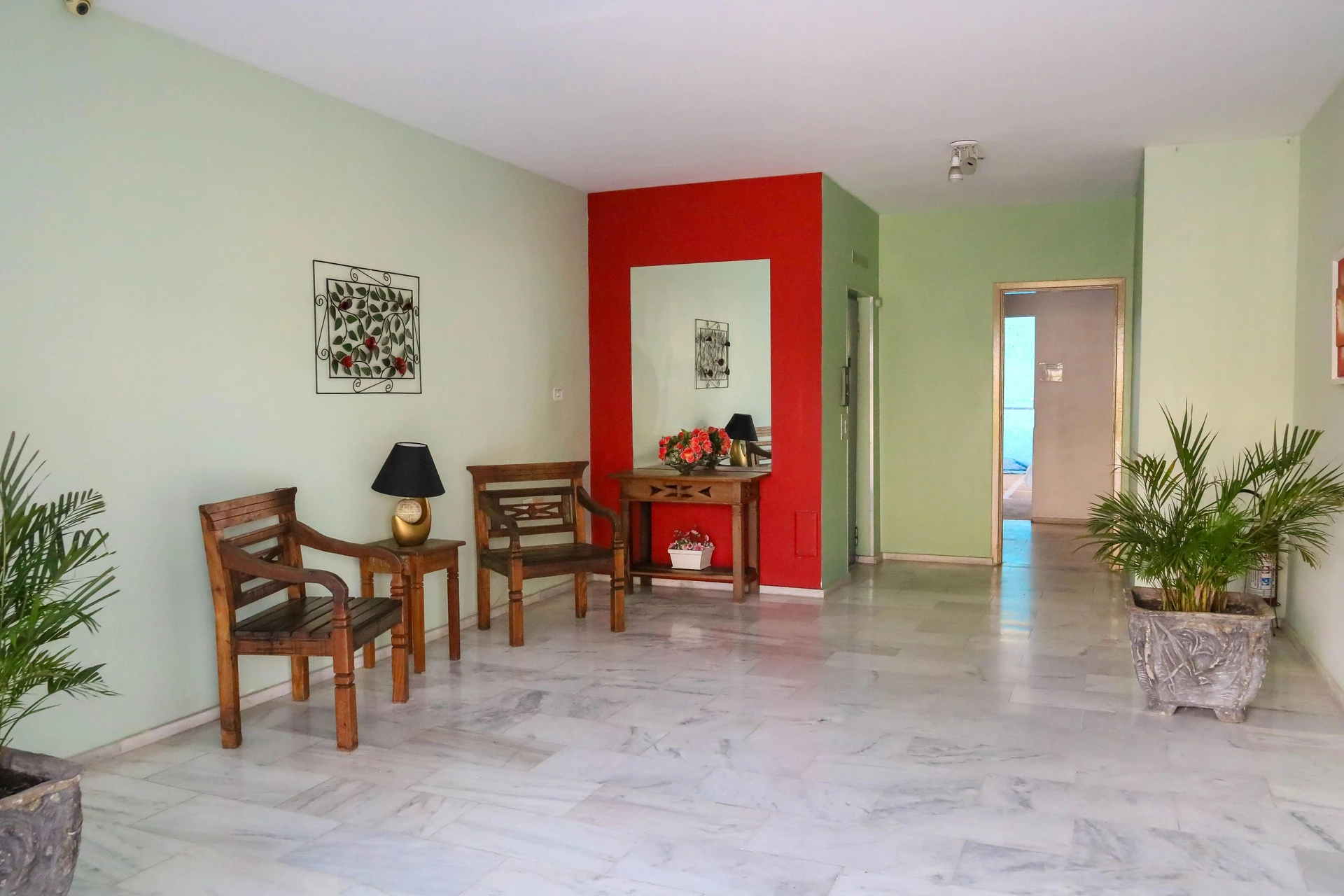 Apartment with 2 bedrooms and an enclosed glass balcony — photo 25