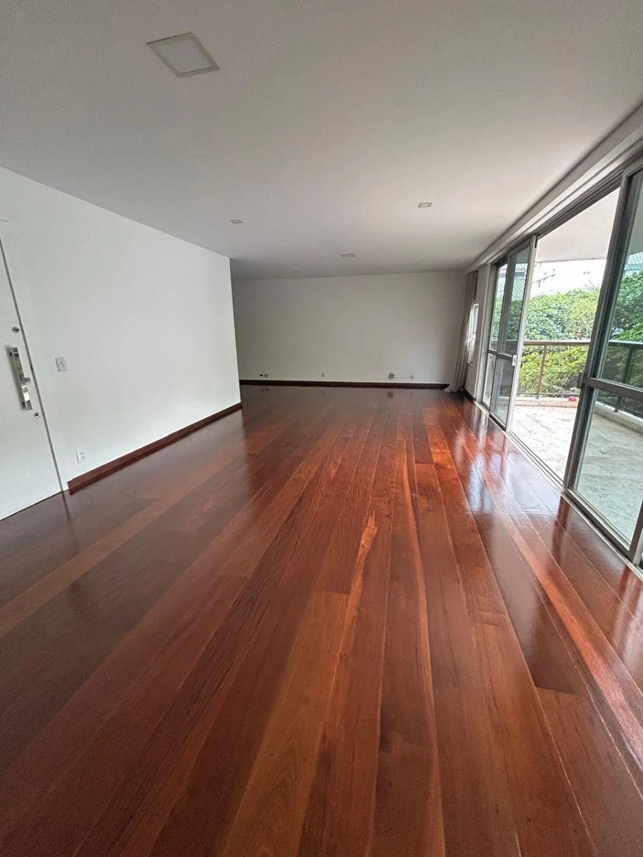 4-bedroom apartment with a walk-in closet — photo 16