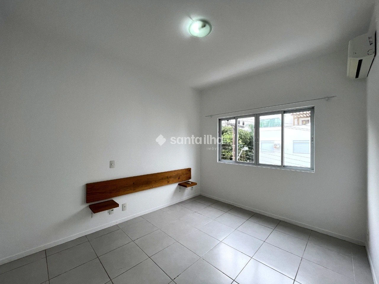 Balcony with a grill in a 2-bedroom apartment, 74 m² — photo 12