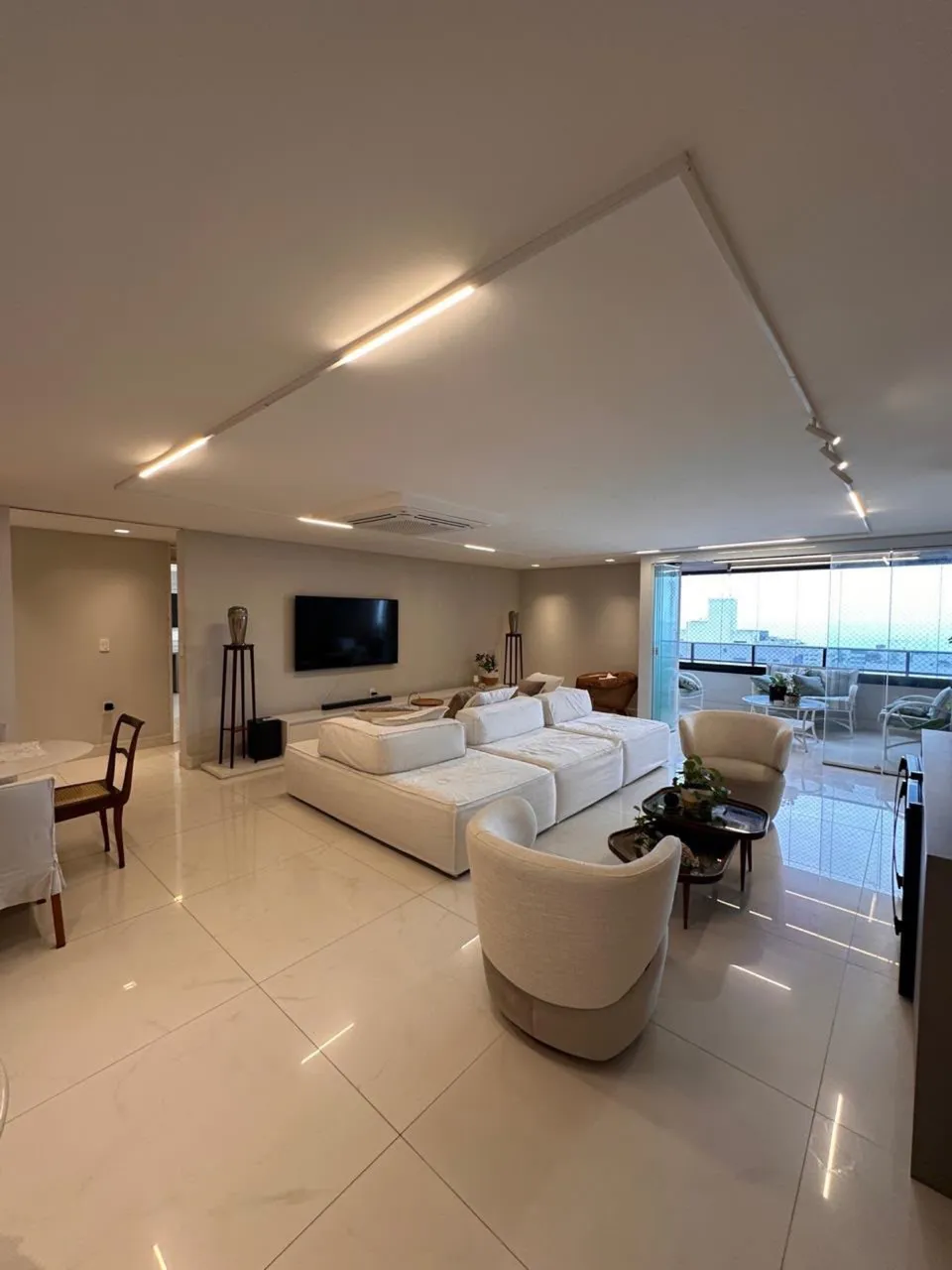 Furnished 180 m² apartment with 3 en-suites and balcony — photo 21
