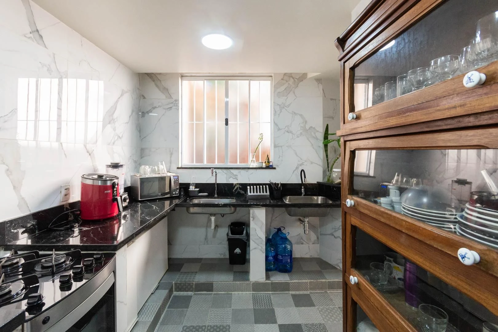 One-bedroom apartment with a washing machine — photo 13