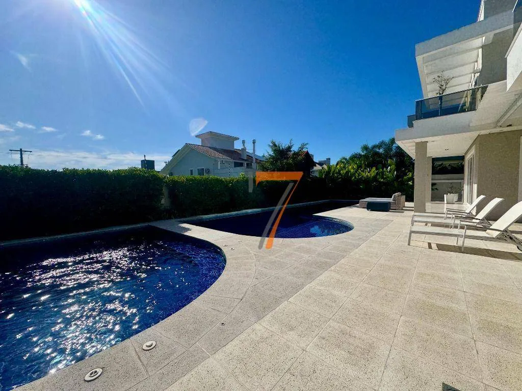 Furnished house with 8 bedrooms and 11 bathrooms — photo 24
