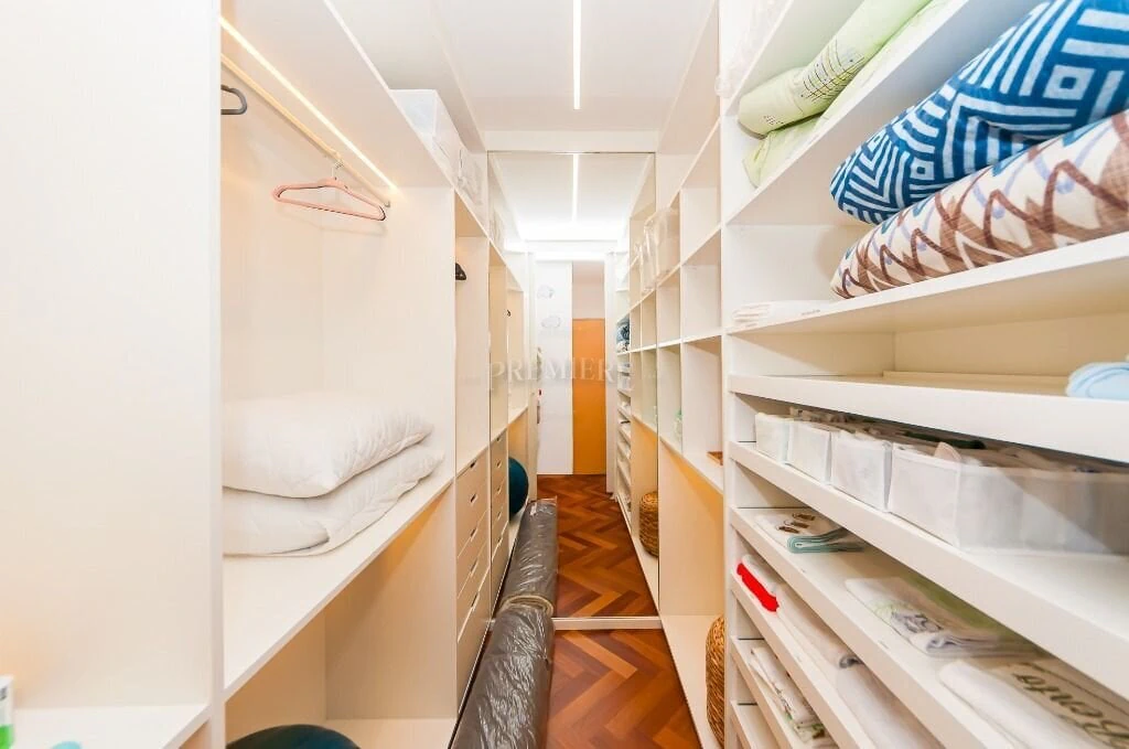 266 m² apartment with a walk-in closet and a bathtub — photo 21