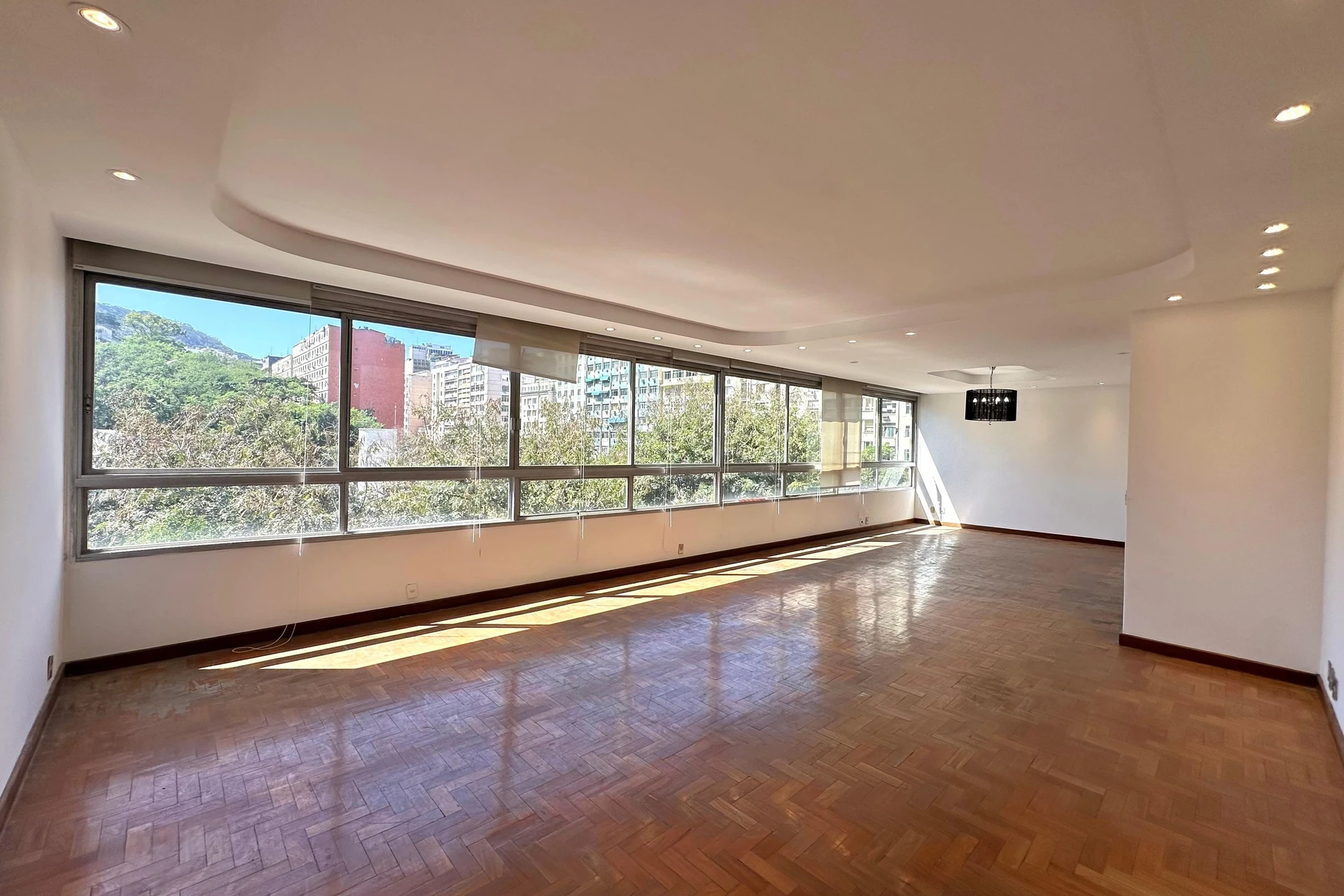 Unfurnished apartment with 3 bedrooms and 3 bathrooms