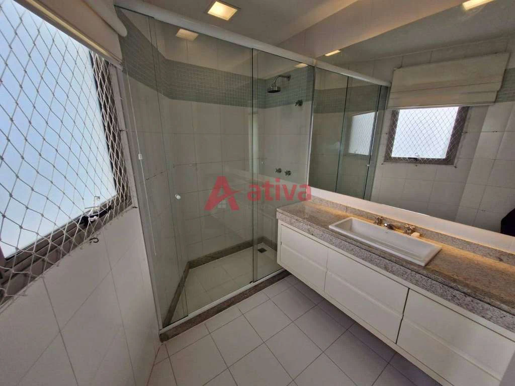 260 m² apartment with 4 en-suite bedrooms and laundry area — photo 18