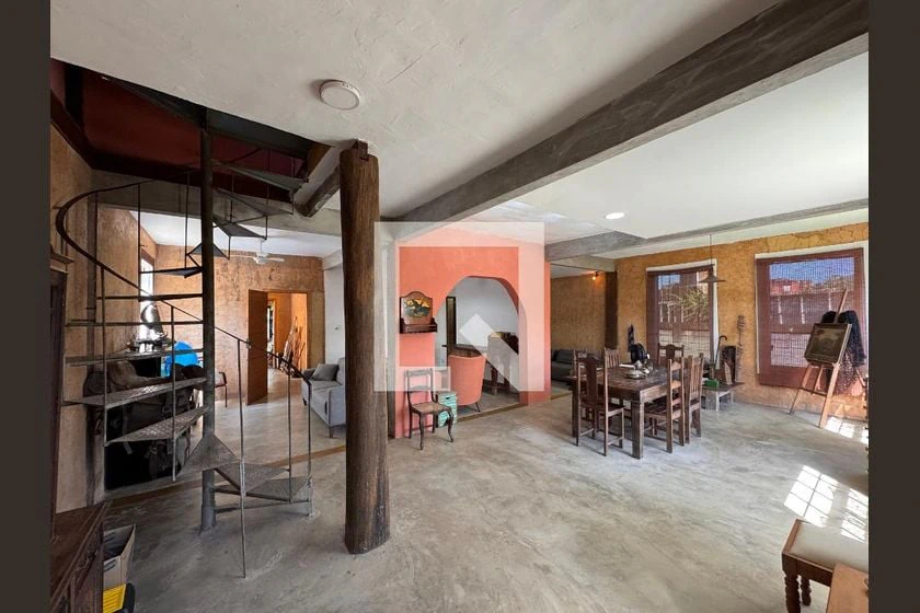 Casa de 4 dormitorios y 3 baños, 490 m² en total