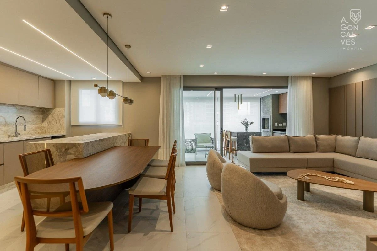 Furnished apartment, 139 m², with a glass-enclosed balcony — photo 4