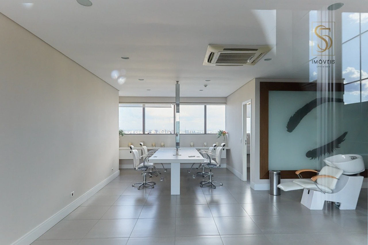 Floor-to-ceiling windows in a one-bedroom apartment, 140 m² — photo 15