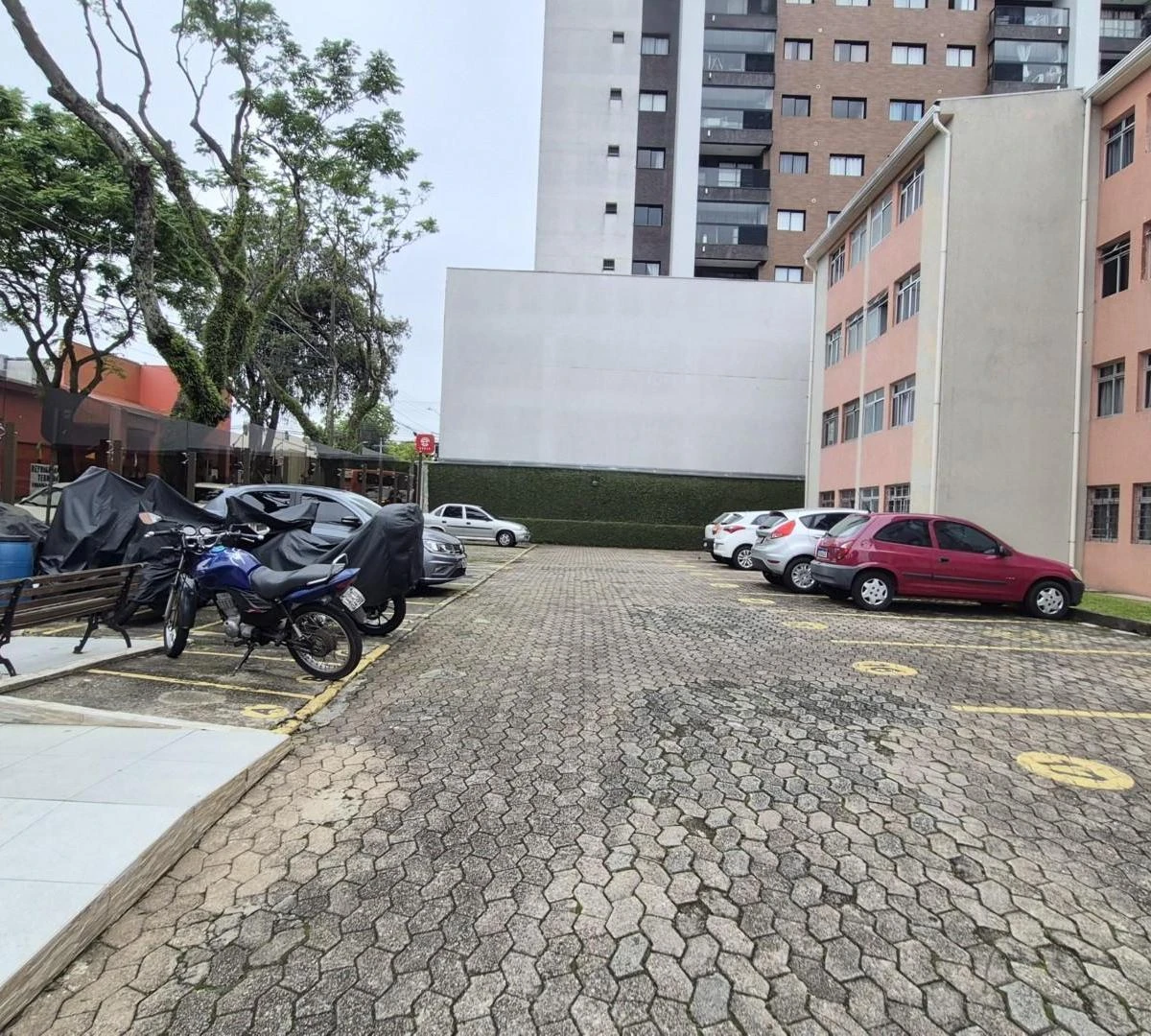 2-bedroom apartment with wood or laminate floors in Curitiba — photo 10