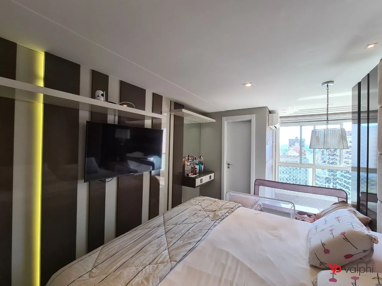 Furnished 2-bedroom apartment with enclosed balcony — photo 32