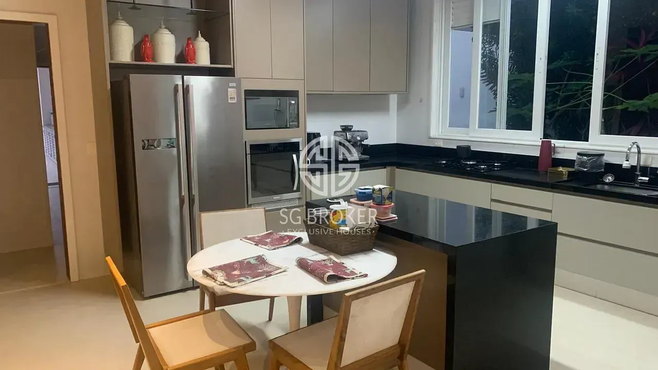 Furnished house, 800 m², with floor-to-ceiling windows — photo 34