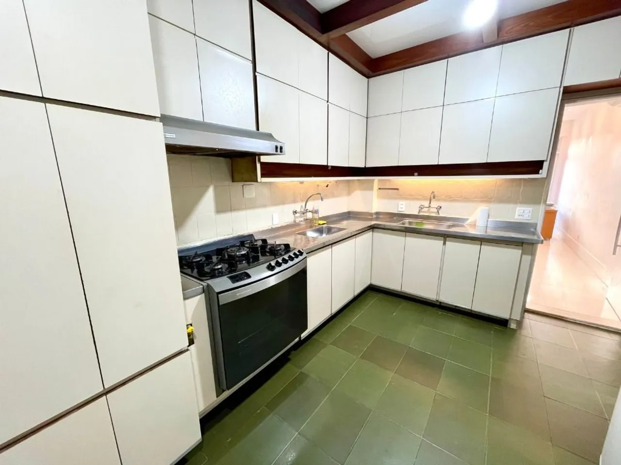 4-bedroom apartment with 300 m² and separate kitchen — photo 16