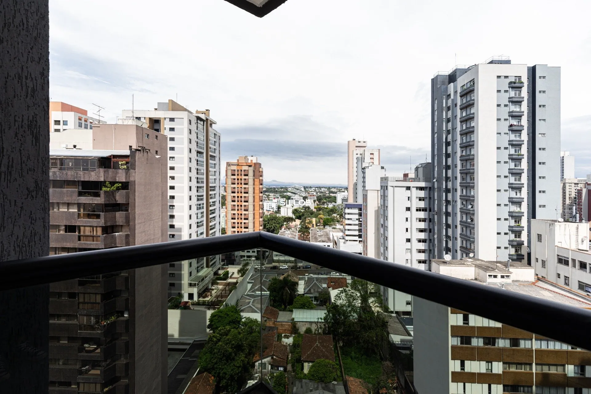 121 m² apartment with a glass-enclosed balcony and a bathtub — photo 33
