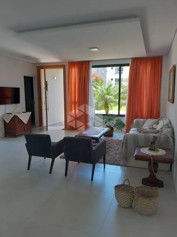 House with 4 en-suite bedrooms, 220 m² and private garden