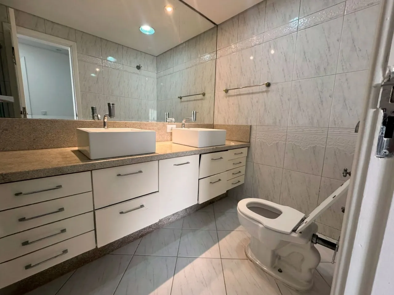 Bathtub in a 4-bedroom house, 195 m² — photo 11