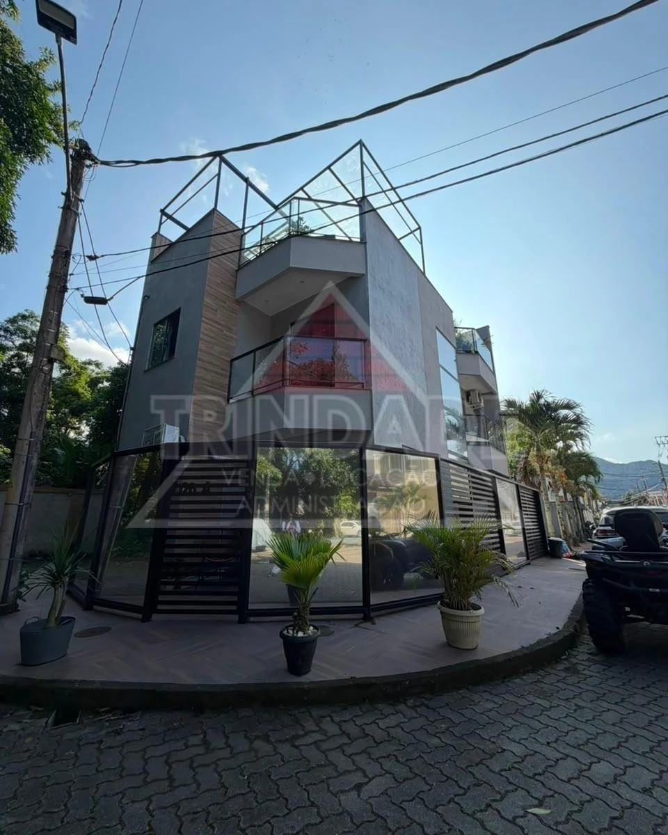 Casa com cozinha integrada a fogão a gás e coifa — photo 17
