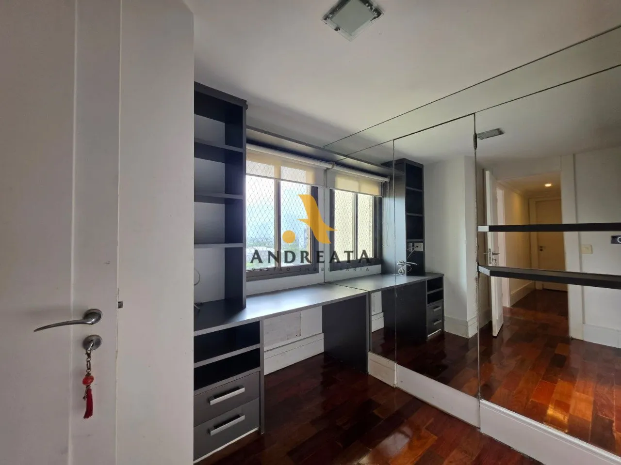 Apartment on the 5th floor with a glass-enclosed balcony — photo 3
