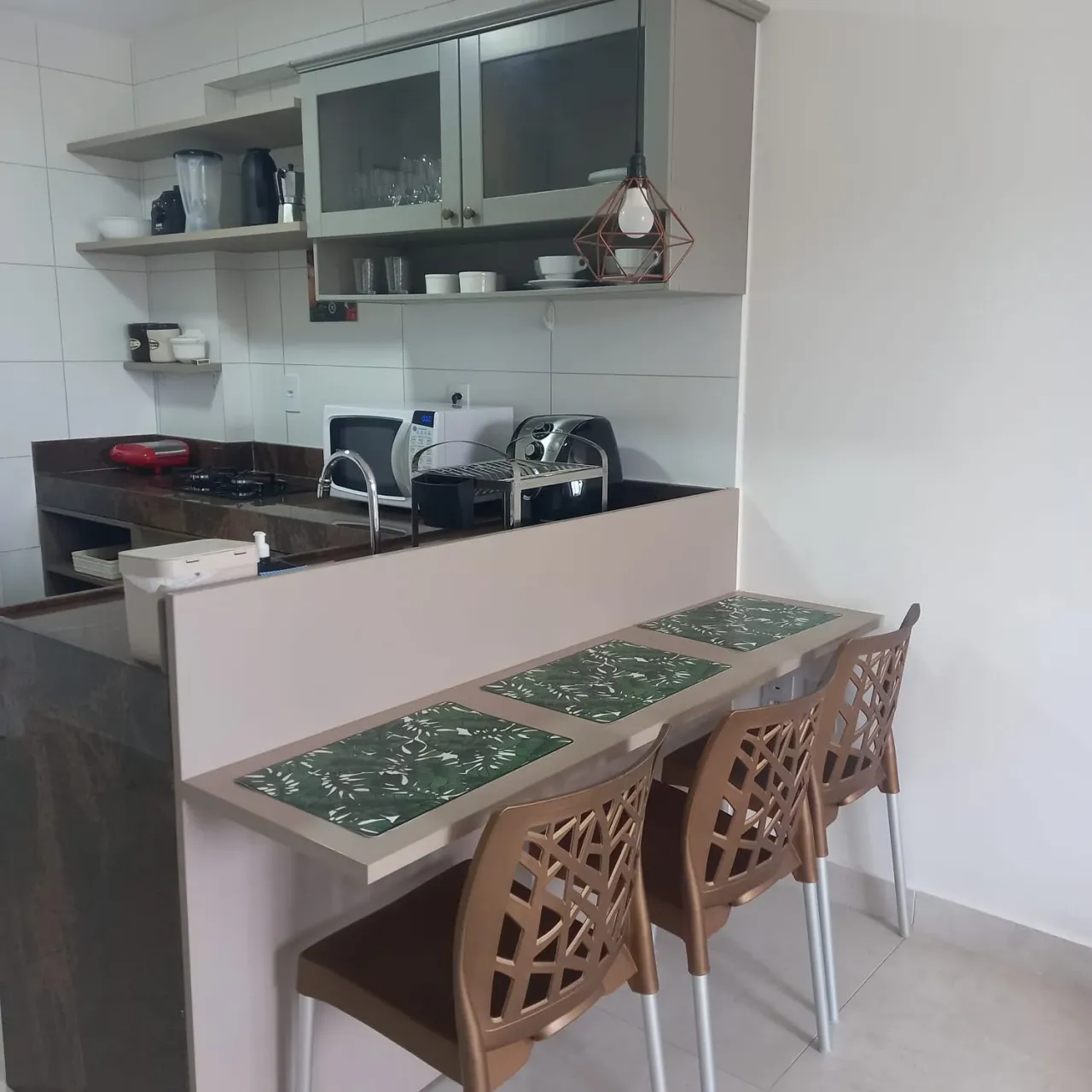 Apartamento mobiliado com cozinha americana e 2 suítes