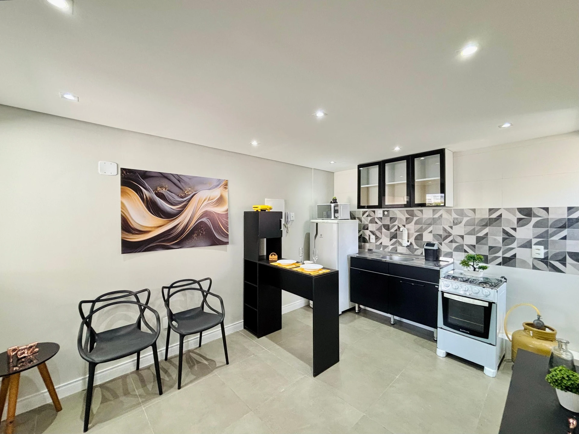 Apartamento mobiliado com 1 quarto e varanda