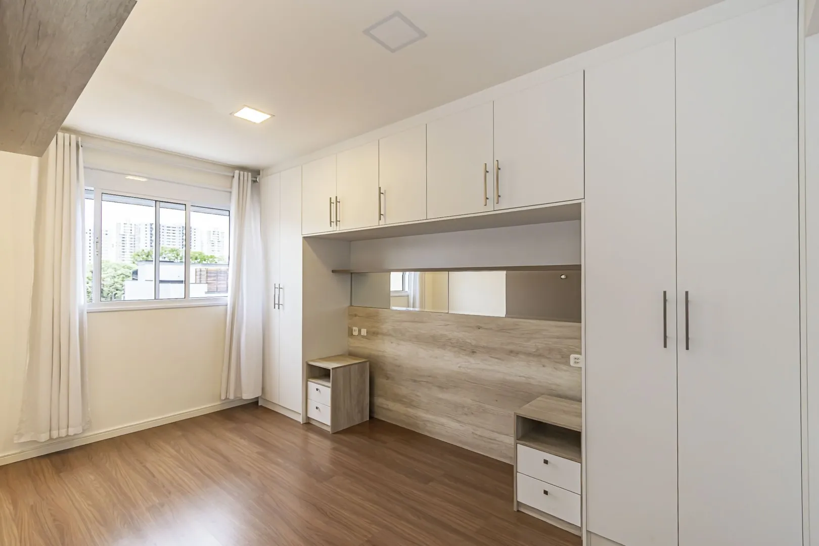 Balcony with a grill in a 2-bedroom apartment, 59 m² — photo 21