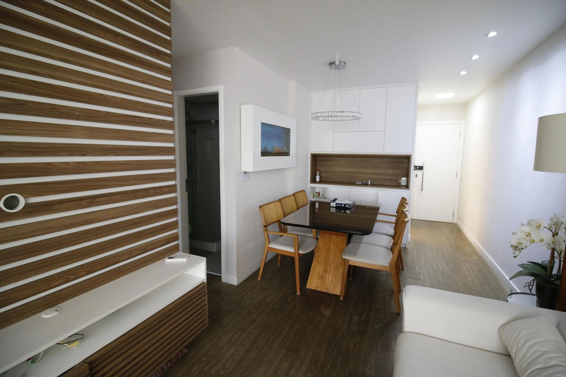 Walk-in closet in a 2-bedroom apartment, 90 m² — photo 3