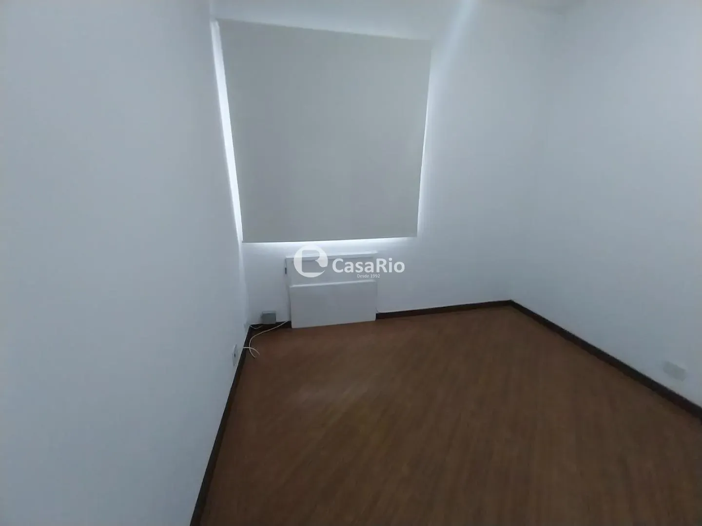 2-bedroom apartment with wood or laminate floors — photo 4