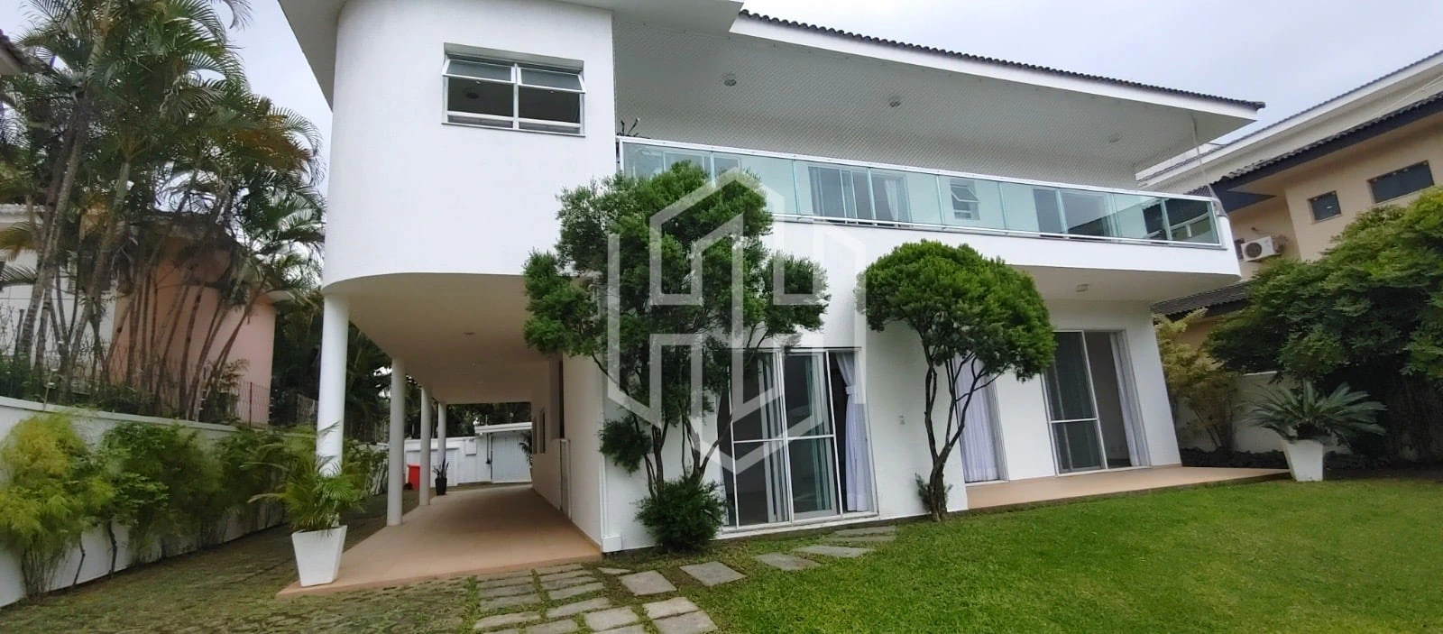 1500 m² house with floor-to-ceiling windows and a bathtub — photo 6