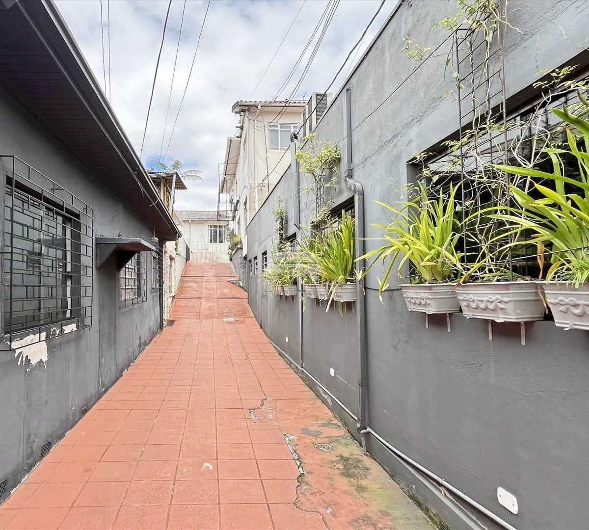 2-bedroom house with wood or laminate floors in Curitiba — photo 22