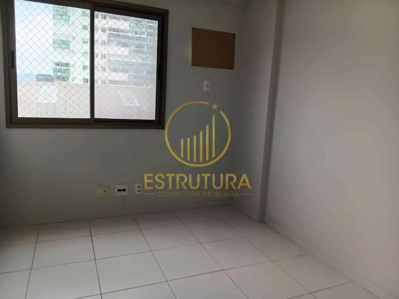 2-bedroom apartment with enclosed kitchen and 1 parking spot — photo 4