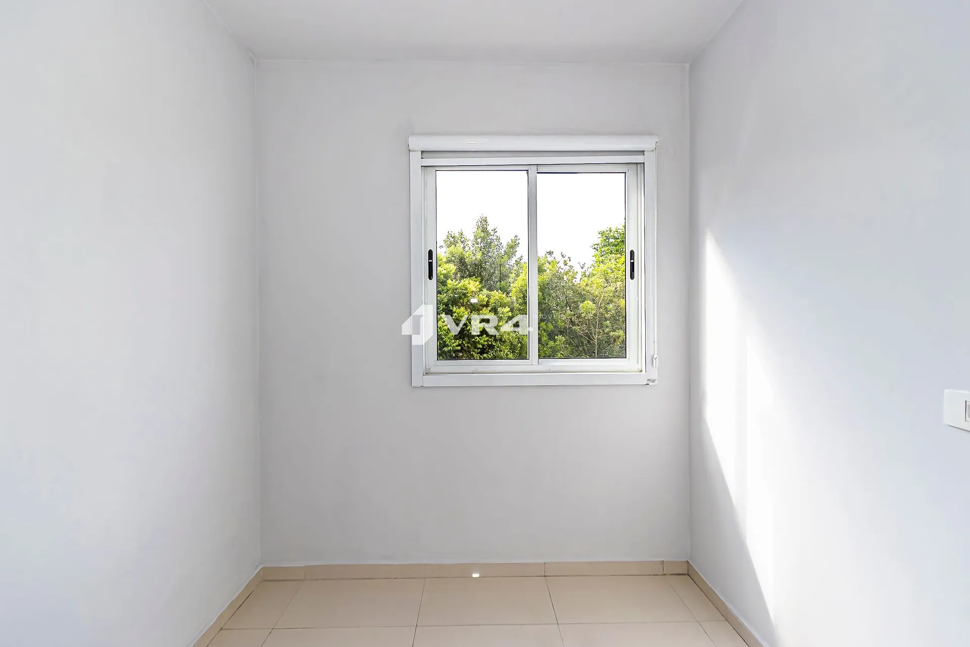 Balcony with a grill in a 2-bedroom apartment, 70 m² — photo 26
