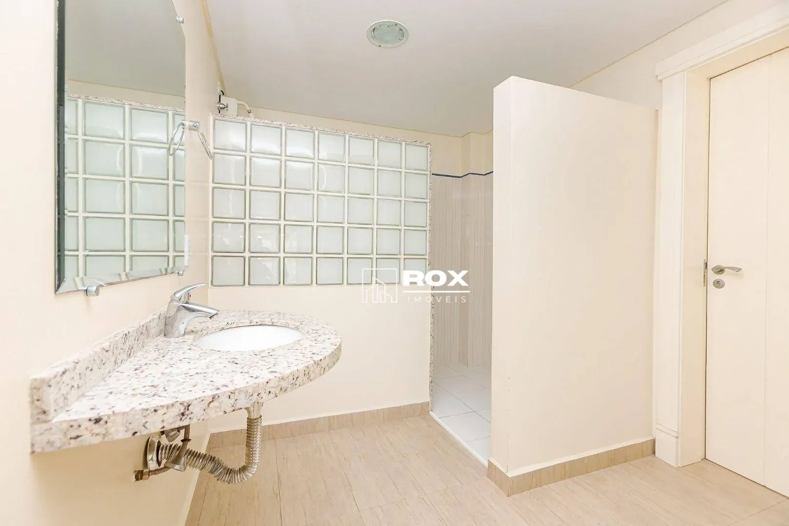 Unfurnished 598 m² house with 6 parking spaces — photo 9