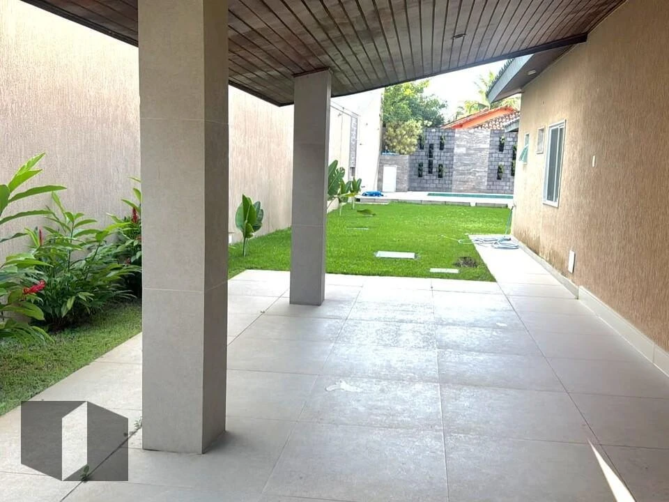 Balcony with a grill in a 4-bedroom house, 330 m² — photo 22