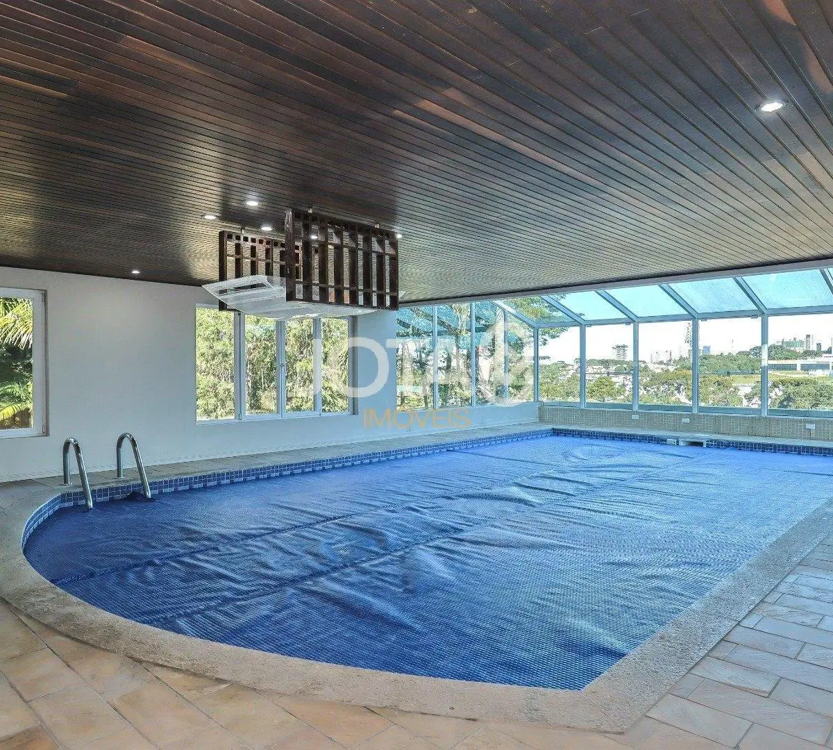 Casa com 5 suítes, 8 banheiros e 6 vagas