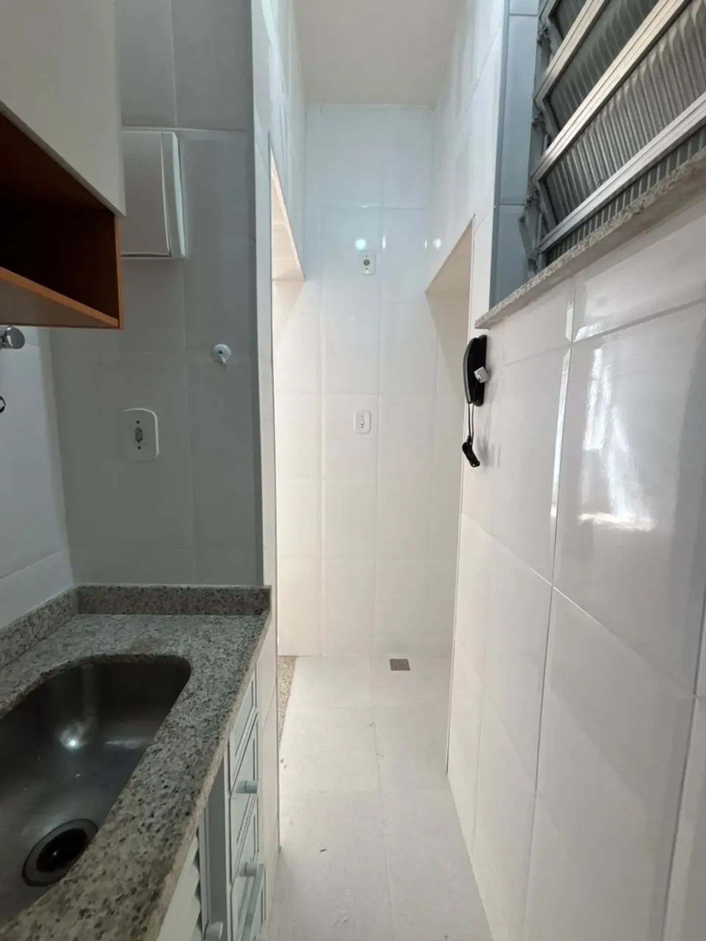 Wood or laminate floors in a one-bedroom apartment, 37 m² — photo 4