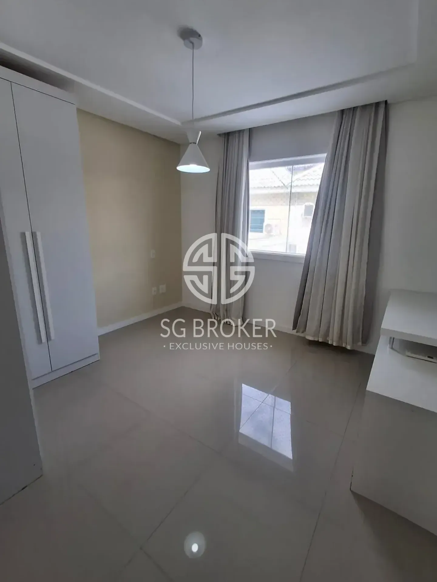 Casa com 5 suítes e 5 banheiros, 330 m² — photo 23