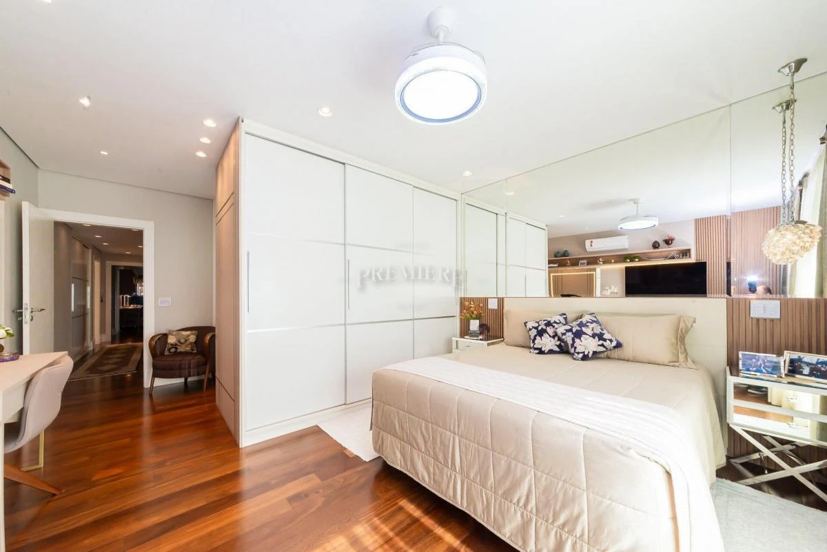 Apartment with 4 bedrooms and 5 baths, with a balcony — photo 26