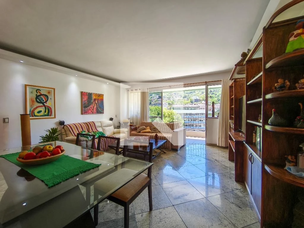 Furnished 4-bedroom apartment with balcony