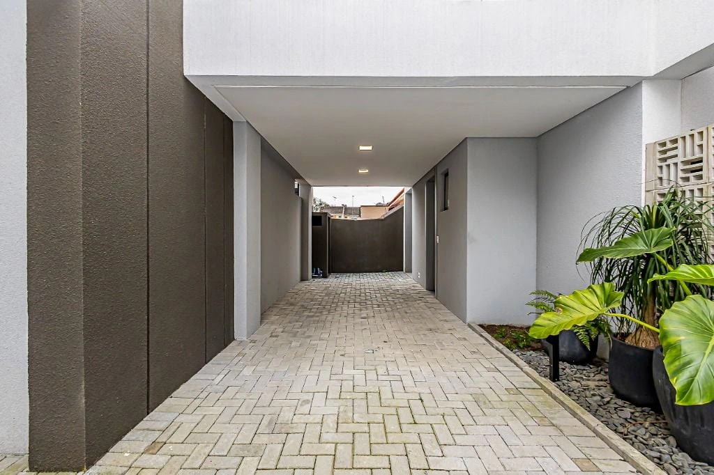 Floor-to-ceiling windows in a 3-bedroom house, 137 m² — photo 24