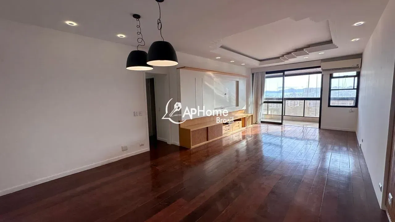 Apartment with 4 bedrooms and a glassed-in balcony — photo 8