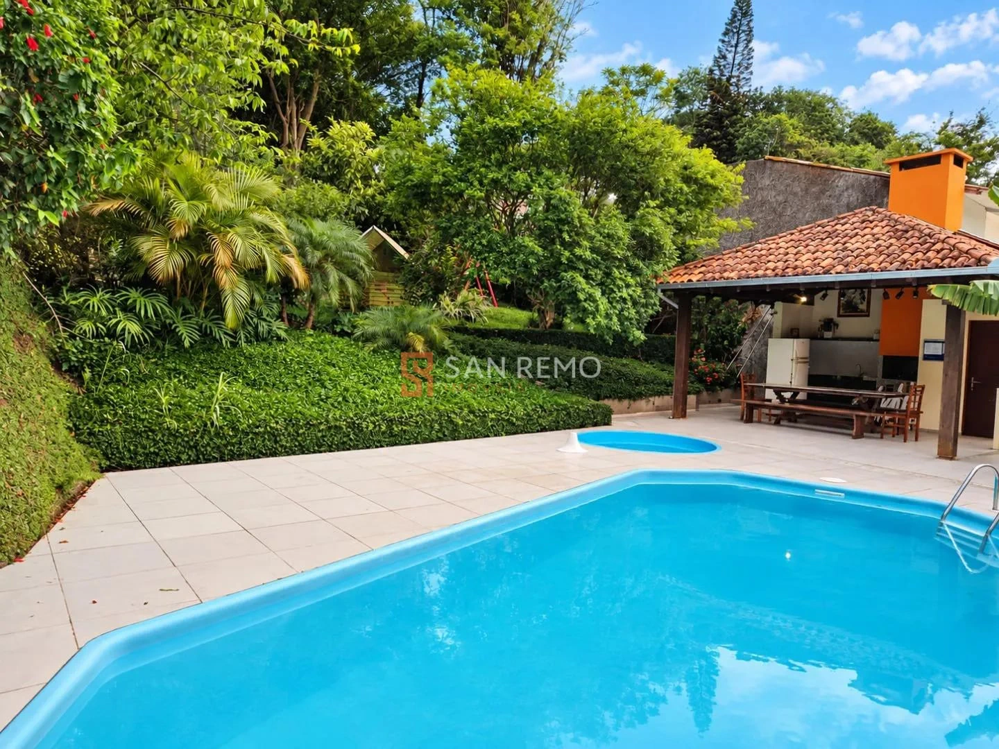 3-bedroom apartment in a building with a pool — photo 3